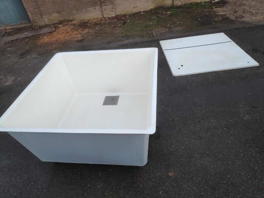 Mooie grote  polyester quarantaine- vijverbak 4 kuub inhoud, Ophalen, Gebruikt, Vijverbak