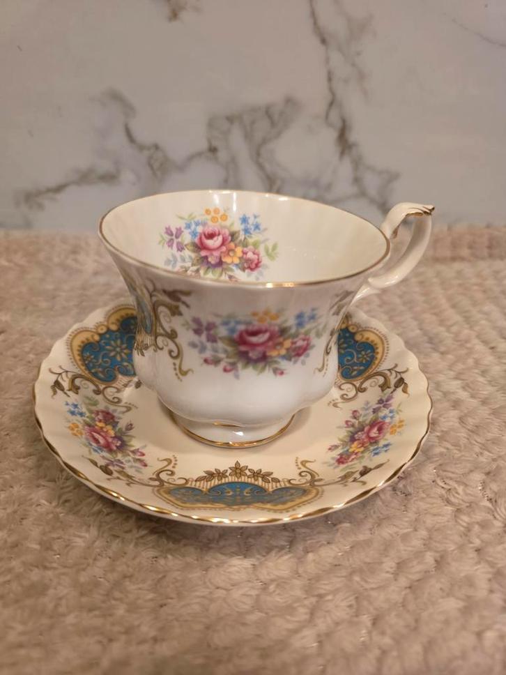 Royal Albert Berkeley kop en schotel Bone China England, Antiek en Kunst, Antiek | Servies los, Ophalen of Verzenden