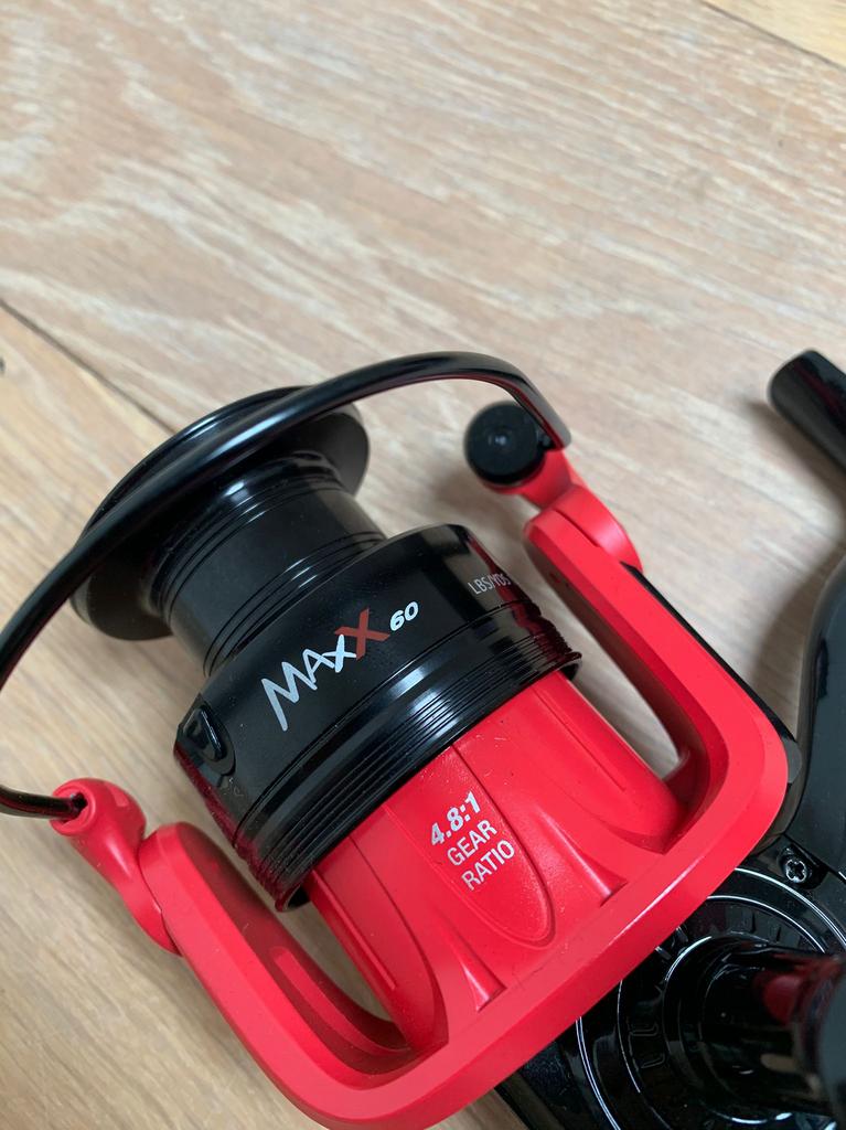 Nieuwe Abu Garcia Max X 1000 & 6000 molens, 4 lagers, Abu garcia, Molen, Nieuw, Ophalen of Verzenden