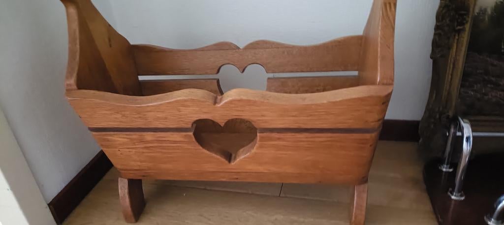 Houten krantenbak met hartjesuitsparingen, Ophalen