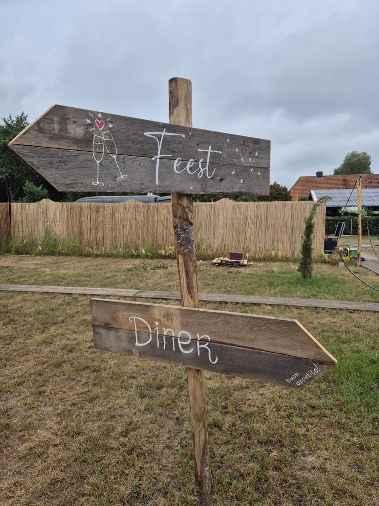 Bruiloft wegwijs borden, Ophalen