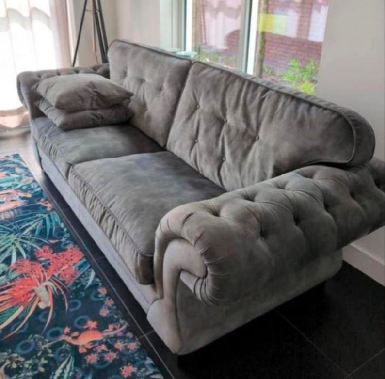 Chesterfield stijl 3-zits bank, Haros 🇱🇺, Huis en Inrichting, Banken | Bankstellen, Ophalen, 75 tot 100 cm, 200 tot 250 cm