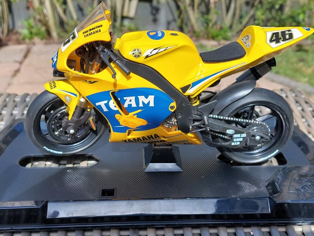 Valentino Rossi Yamaha YZR-M1 2006 model 1:10, Gebruikt, Ophalen, Overige merken, Groter dan 1:32