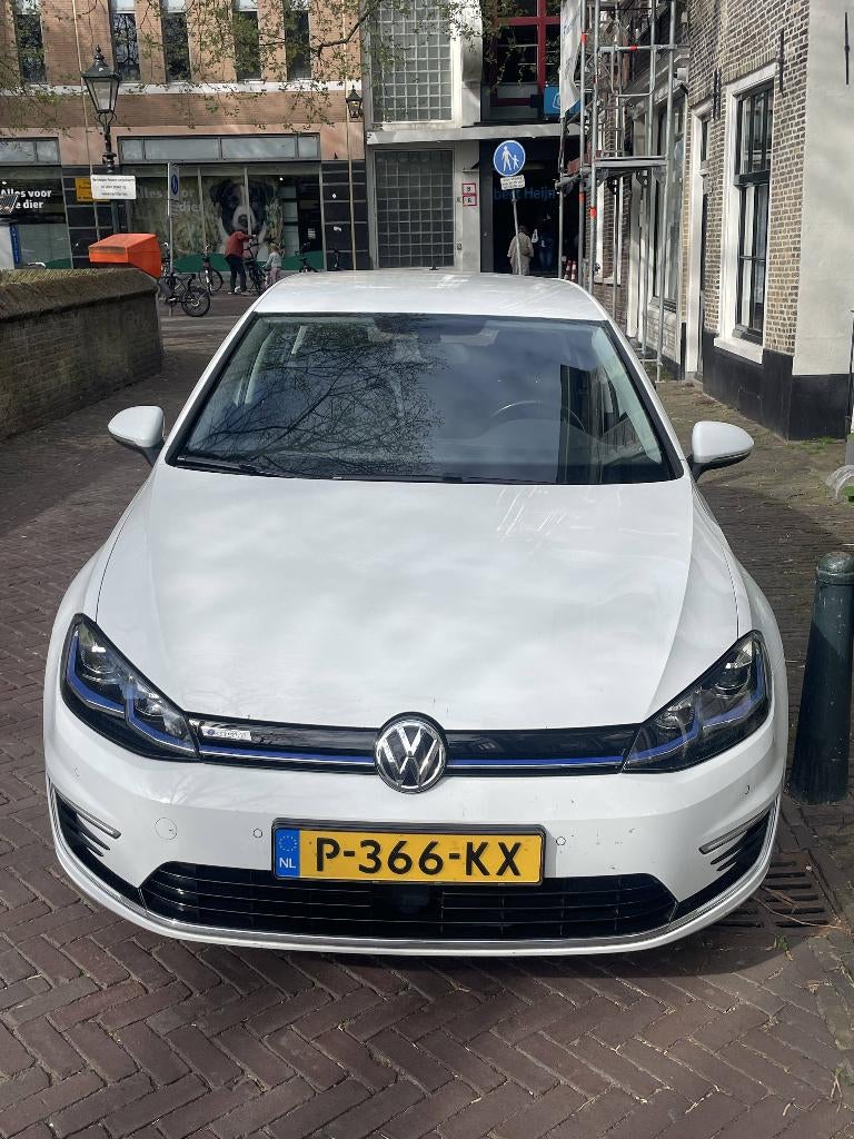 Volkswagen Golf E-golf Elektromotor 136pk 5D Aut. 2017 Wit, Auto's, Volkswagen, Particulier, Golf, Achteruitrijcamera, Airconditioning