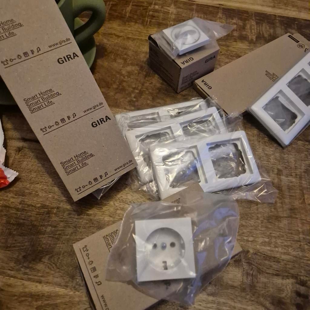 Gira stopcontacten en afdekramen, Doe-het-zelf en Verbouw, Elektra en Kabels, Ophalen, Nieuw, Stopcontact