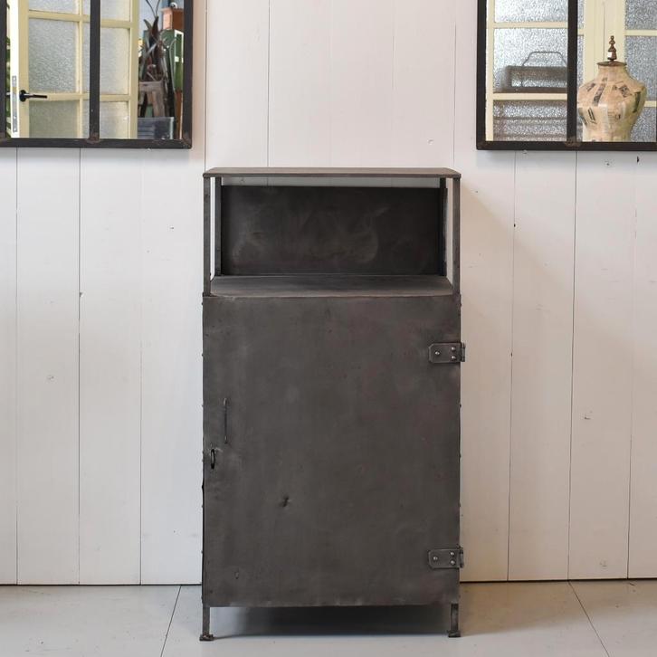 Werkkast, Metalen kast, Opbergkast, Industriële kast, Kastje, Antiek en Kunst, Curiosa en Brocante, Ophalen of Verzenden