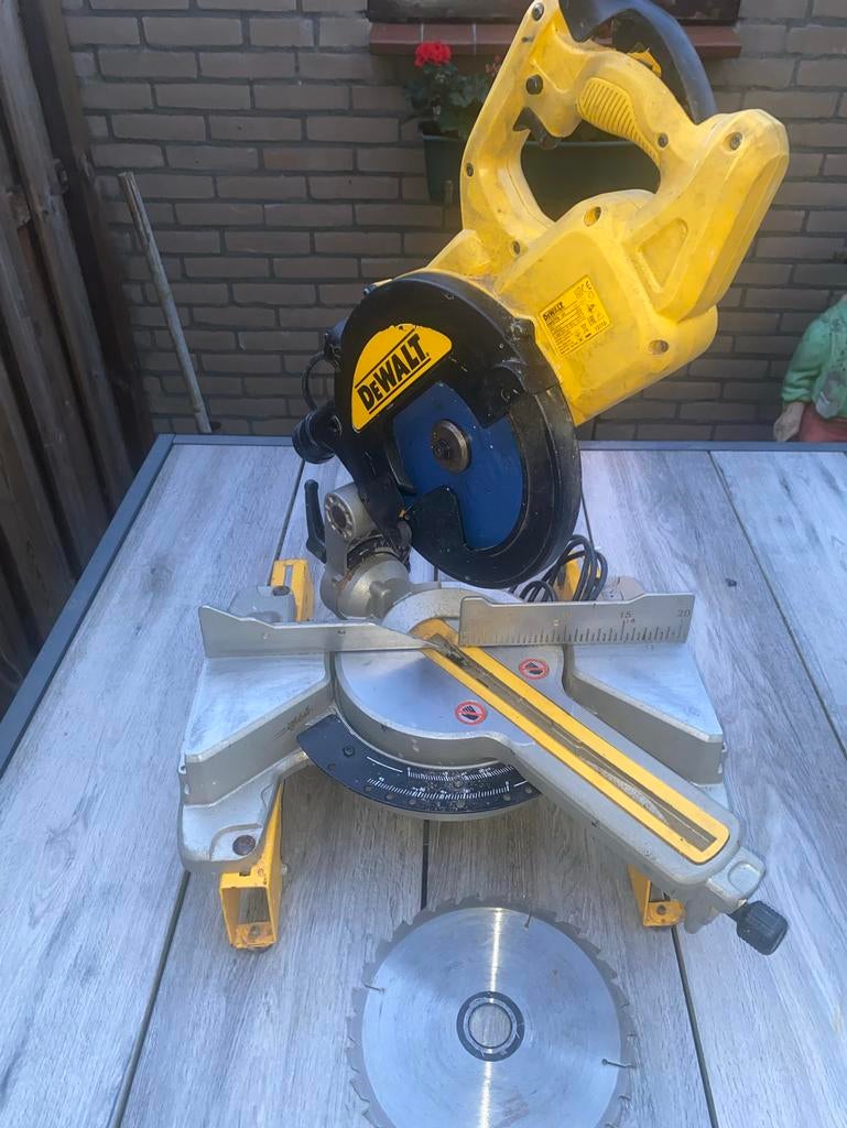 De Walt DWS 774 Afkortzaag (2020) - Krachtig en Betrouwbaar, Doe-het-zelf en Verbouw, Ophalen, Gebruikt, 70 mm of meer, Afkortzaag
