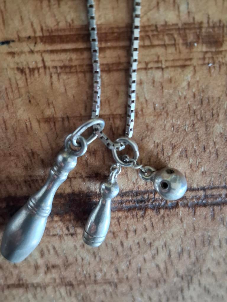 Zilveren ketting met bowling kegels en bal bedel., Ophalen of Verzenden, Zo goed als nieuw, Zilver, Zilver