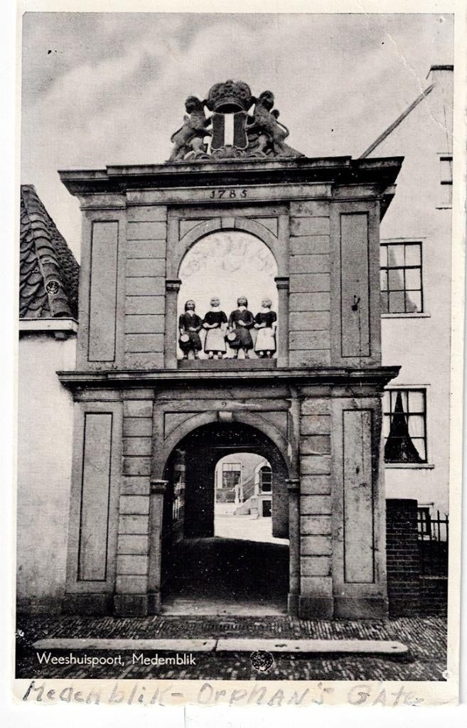 Medemblik. De Weeshuispoort uit 1785., Verzamelen, Ansichtkaarten | Nederland, Ophalen of Verzenden, Ongelopen, Noord-Holland