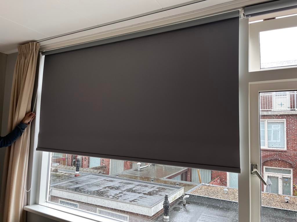 Verduisterende rolgordijnen, 100 tot 150 cm, Ophalen of Verzenden, Zo goed als nieuw, Grijs