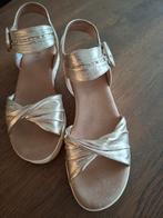 Sandalen goudkleur maat 40 sleehak, Kleding | Dames, Schoenen, Overige kleuren, Zo goed als nieuw, Caprice, Sandalen of Muiltjes