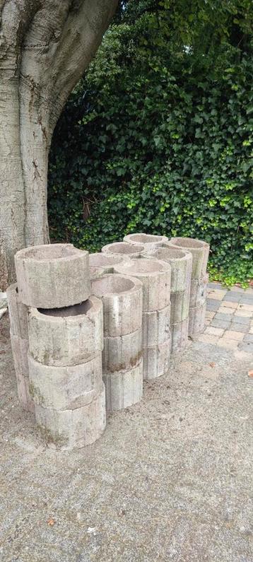 Betonnen bloempotten/randen beschikbaar voor biedingen