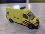 Siku 0805 - Mercedes Sprinter Ambulance [geel] 1/60, Hobby en Vrije tijd, Modelauto's | Overige schalen, Ophalen of Verzenden