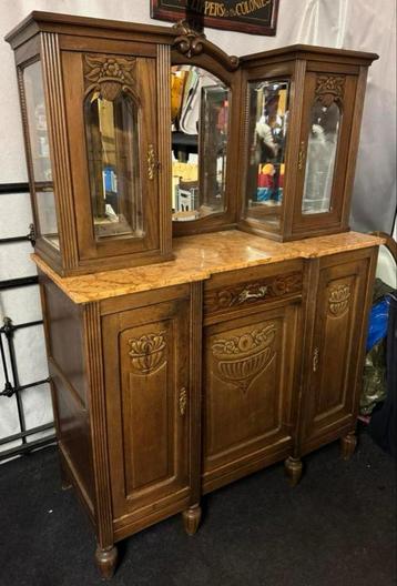 Antiek dressoir met spiegel en vitrinekasten beschikbaar voor biedingen