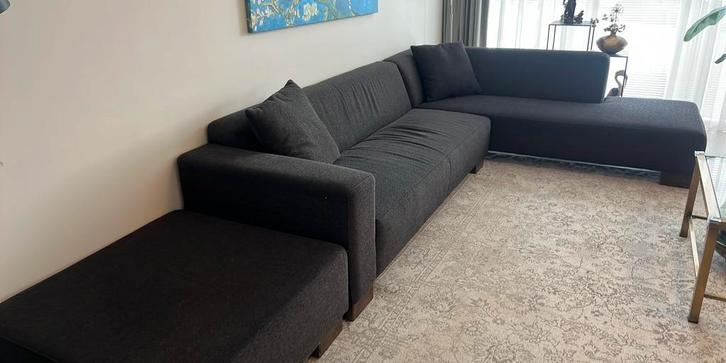 Hoekbank met hocker en 2 kussens. Bruin/stof, Huis en Inrichting, Banken | Complete zithoeken, Gebruikt, Hout, Stof, Ophalen