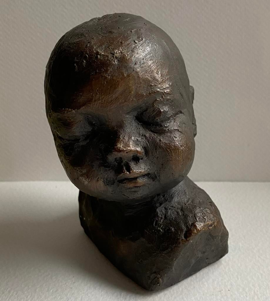 Prachtig beeld van baby jongen, Steen, Bronskleurig 10 cm, Antiek en Kunst, Ophalen of Verzenden