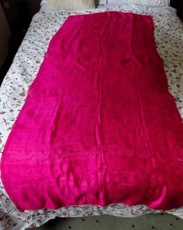 Roze zijde  sjaaltje +/- 72 x 160 cm beschikbaar voor biedingen