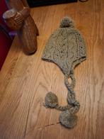 Handgebreide muts met pompons, Ophalen of Verzenden, Zo goed als nieuw, Muts