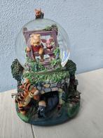 POOH "STICKS" SNOWGLOBE - Music Box - Winnie the Pooh, Verzamelen, Disney, Verzenden, Winnie de Poeh of vrienden, Zo goed als nieuw