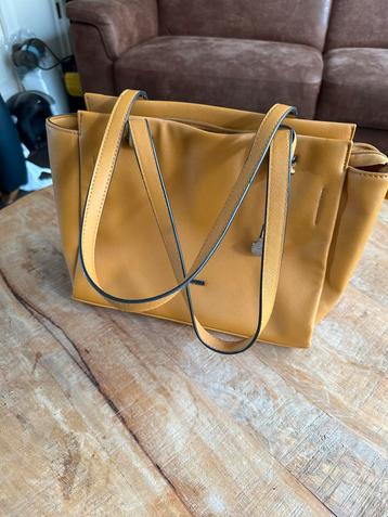 Mostergele handtas beschikbaar voor biedingen