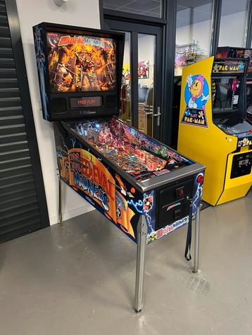 Prachtige flipperkast Williams Medieval Madness Pinball beschikbaar voor biedingen