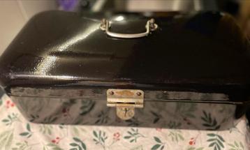 Vintage Metalen brood Koffer beschikbaar voor biedingen