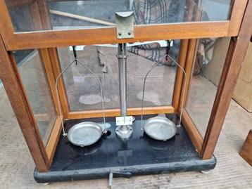 Vintage weegschaal beschikbaar voor biedingen