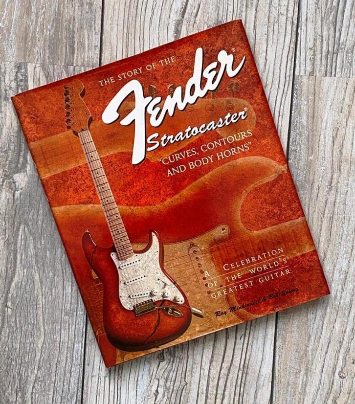Curves-contours-bodyhorns/story of the Fender Stratocaster !, Boeken, Muziek, Zo goed als nieuw, Instrument, Ophalen of Verzenden