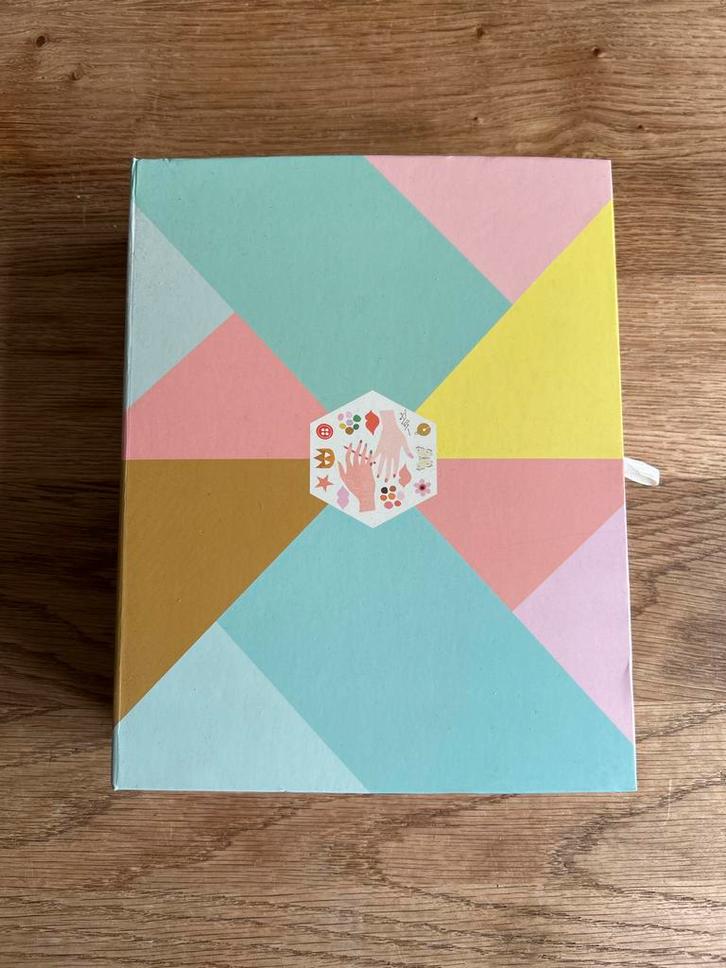 Leuk doosje met stationery, Hobby en Vrije tijd, Scrapbooking, Zo goed als nieuw, Overige typen, Overige merken, Ophalen