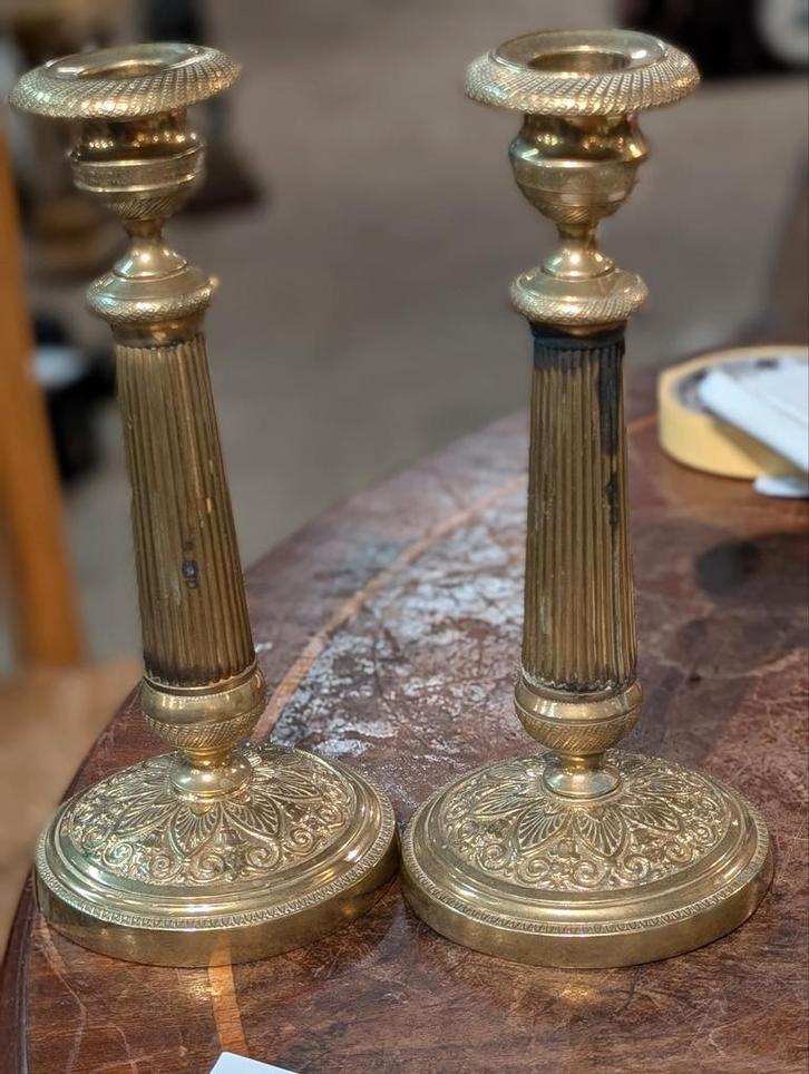 2 antieke bronzen kandelaars. 21 cm hoog. €75., Antiek en Kunst, Antiek | Kandelaars, Koper of Brons, Ophalen