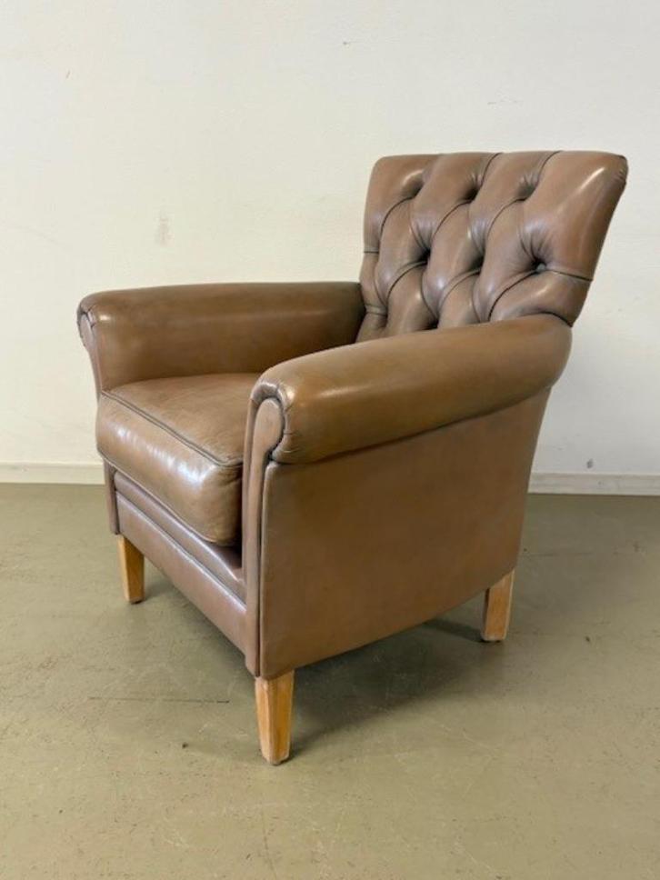 Klassieke Engelse Chesterfield fauteuil in leer met capitons, Huis en Inrichting, Fauteuils, Zo goed als nieuw, Leer, 75 tot 100 cm