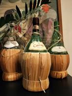 Oude wijnflessen in rieten mand - 3 stuks, Ophalen of Verzenden
