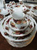 14 pers Eet- en koffie servies met prachtig rozen decor, Ophalen, Zo goed als nieuw, Porselein, Overige stijlen