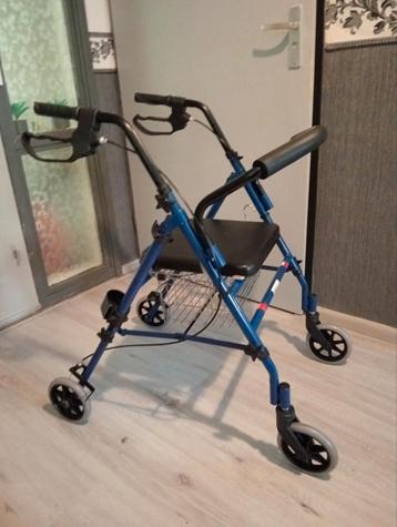 Rollator blauw licht inklapbaar beschikbaar voor biedingen