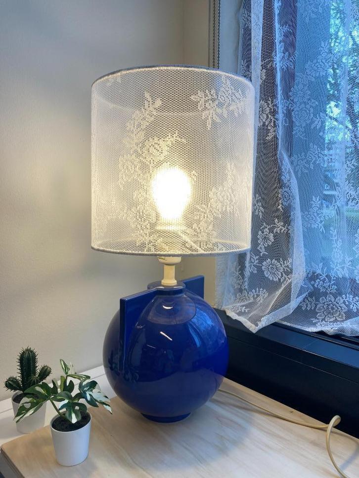 Vintage IKEA tafellamp met handgemaakte kanten lampenkap, Huis en Inrichting, Lampen | Tafellampen, Zo goed als nieuw, 50 tot 75 cm