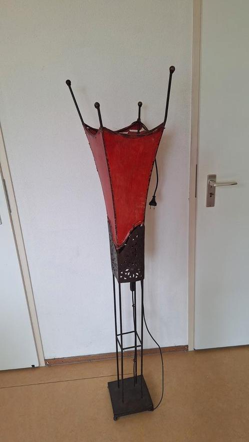 Rode Staande Lamp met Sfeervol Licht, Huis en Inrichting, Lampen | Vloerlampen, Gebruikt, 100 tot 150 cm, Metaal, Stof, Ophalen