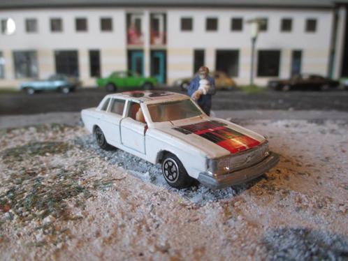 Volvo 244 Yatming met metalen grille ( 1980er jaren uitgave, Hobby en Vrije tijd, Modelauto's | Overige schalen, Gebruikt, Ophalen of Verzenden