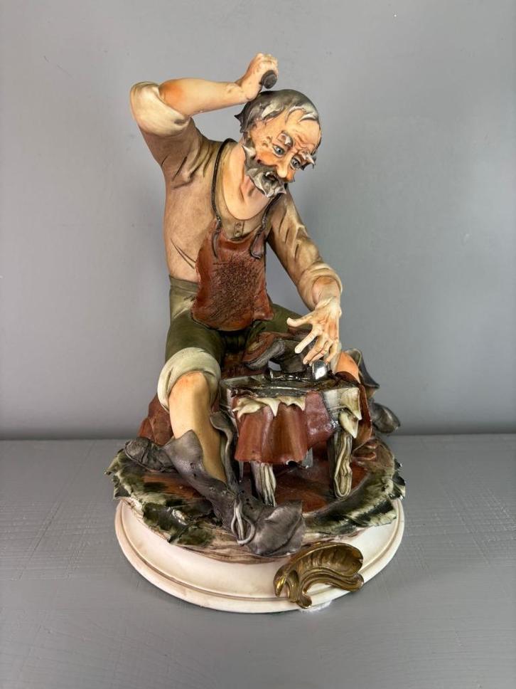 Capodimonte porseleinen beeld – “The Cobbler” / Schoenmaker, Antiek en Kunst, Antiek | Keramiek en Aardewerk, Ophalen of Verzenden