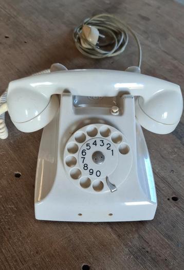 Witte PTT Ericsson telefoon bakeliet  beschikbaar voor biedingen