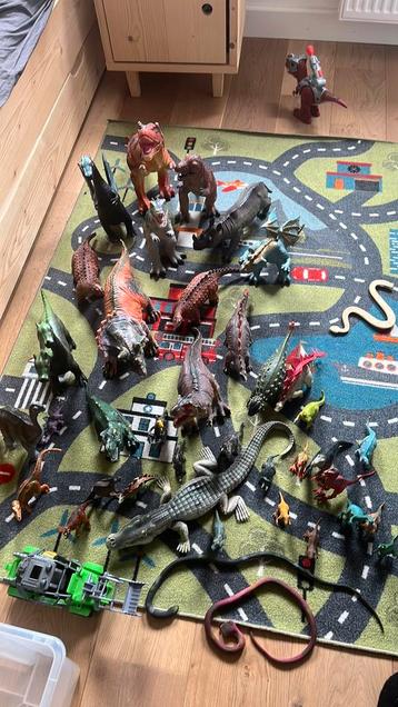 Verzameling Dino's (40stuks) in stevige kunstof bak beschikbaar voor biedingen