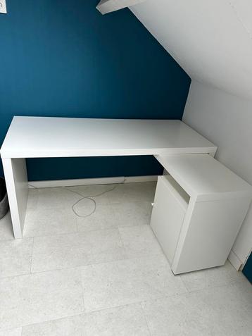 Zeer nette bureau wit van de IKEA geen beschadigingen 