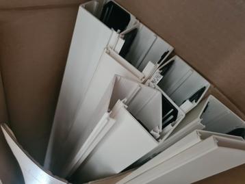 Doos vol nieuwe hager kabelgoten beschikbaar voor biedingen