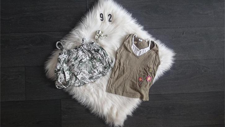 Twee tops groen/kaki maat 92, Kinderen en Baby's, Kinderkleding | Maat 92, Gebruikt, Meisje, Shirt of Longsleeve, Ophalen of Verzenden