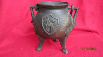 Bronzen pot Noord Europa. beschikbaar voor biedingen