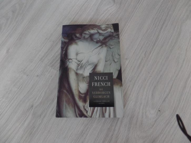 Nicci French De verborgen glimlach, Boeken, Thrillers, Gelezen, Ophalen of Verzenden