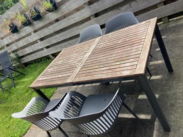 Bijna gratis tuinset- tafel met hardhoutenblad beschikbaar voor biedingen