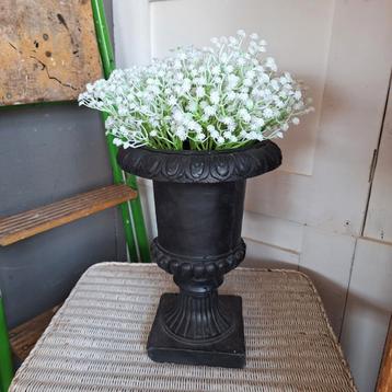 Zwarte Louvrevaas met bloemen beschikbaar voor biedingen