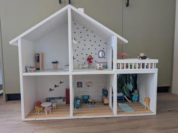Groot poppenhuis met accessoires beschikbaar voor biedingen