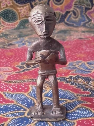 Mooi antiek brons beeldje uit Afrika van man met kom 8,8 cm. beschikbaar voor biedingen