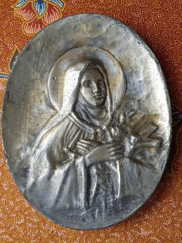 Mooie oude Maria hanger uit Engeland van tin en hout 14,2 cm beschikbaar voor biedingen
